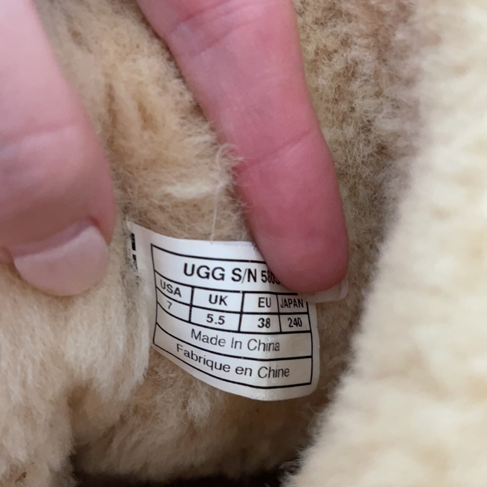 Ugg Bailey Button Short Boot Size 7 - image 4